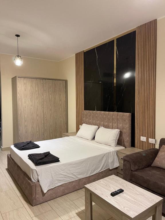 A bed or beds in a room at AlDau Heights Apartments