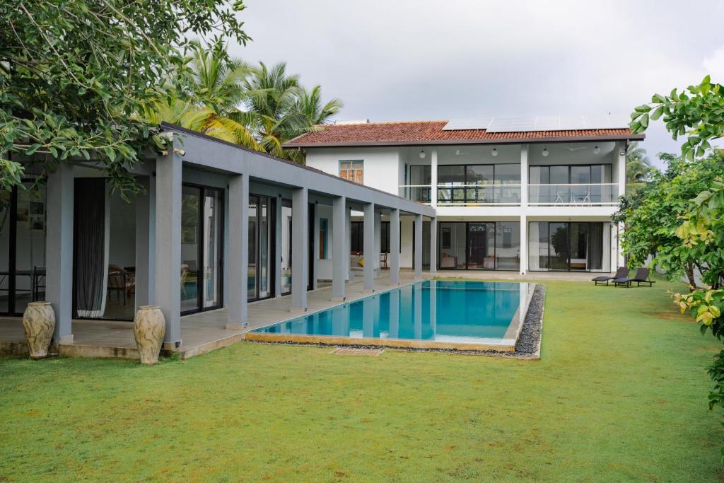 Bazén v ubytování Villa Lagoonscape nebo v jeho okolí