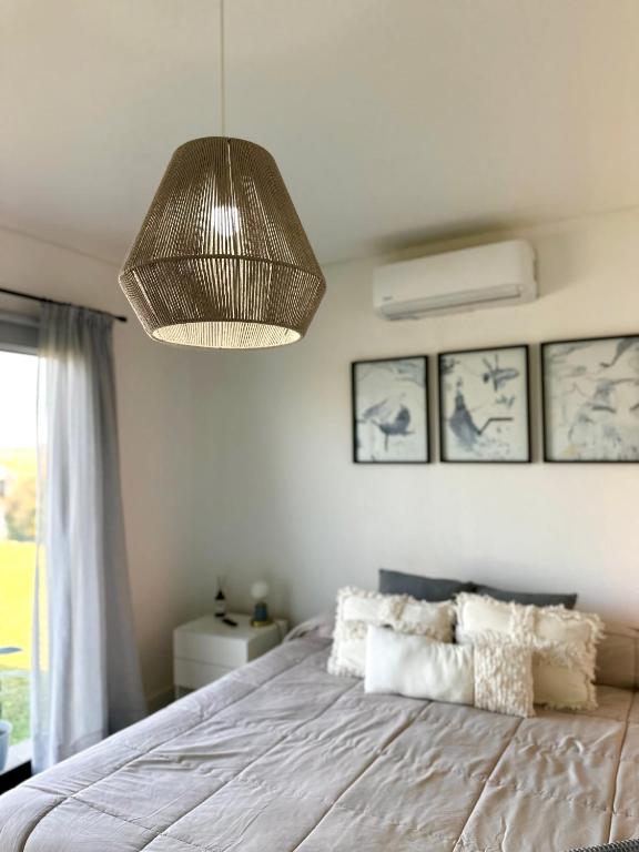 Casa familiar a la laguna en San Sebastian, Escobar, 3 dormitorios, jardín, pileta, parrilla y canoa