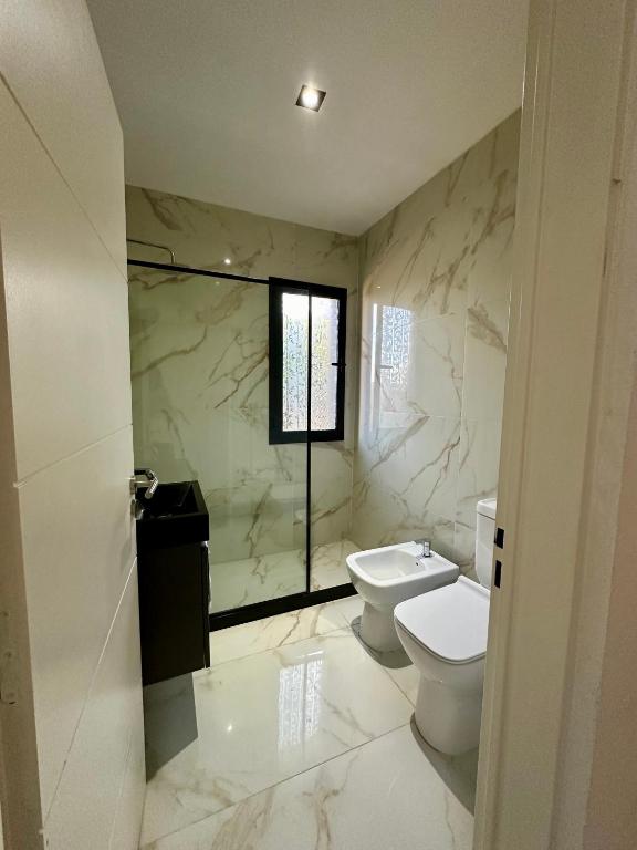 Casa familiar a la laguna en San Sebastian, Escobar, 3 dormitorios, jardín, pileta, parrilla y canoa