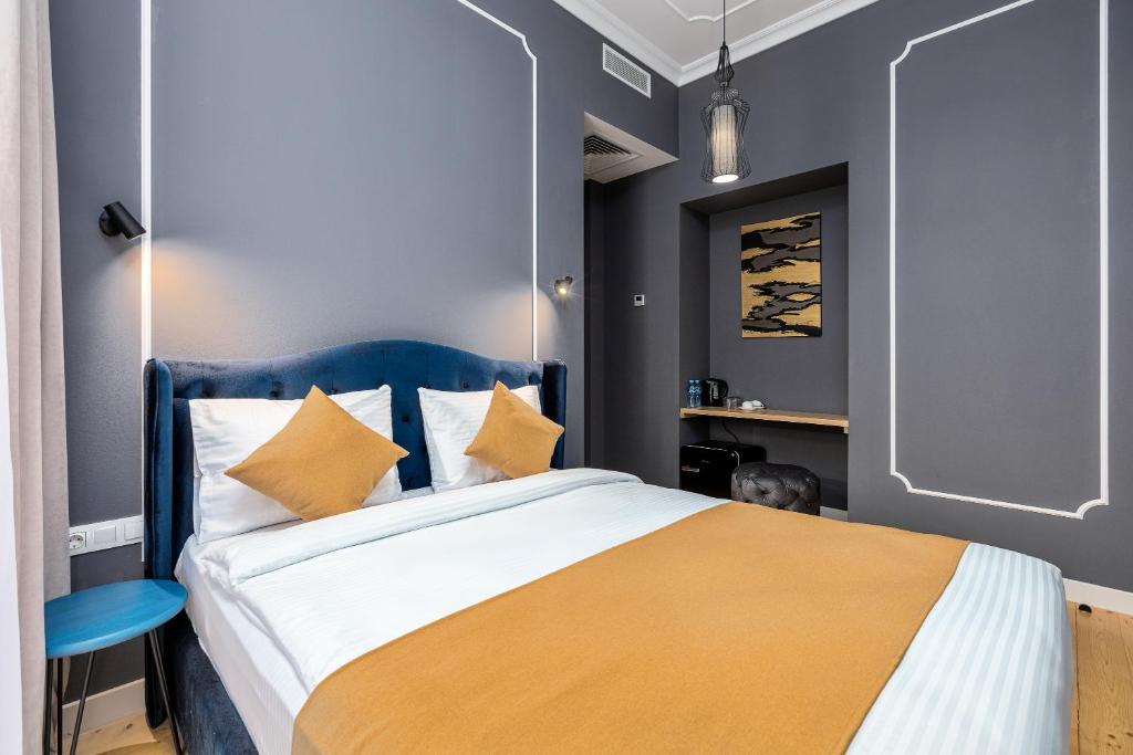 Postel nebo postele na pokoji v ubytování Blue Balcony Hotel