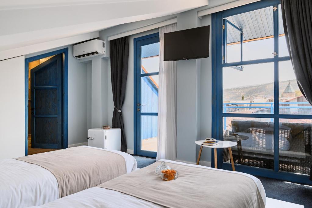 Postel nebo postele na pokoji v ubytování Blue Balcony Hotel