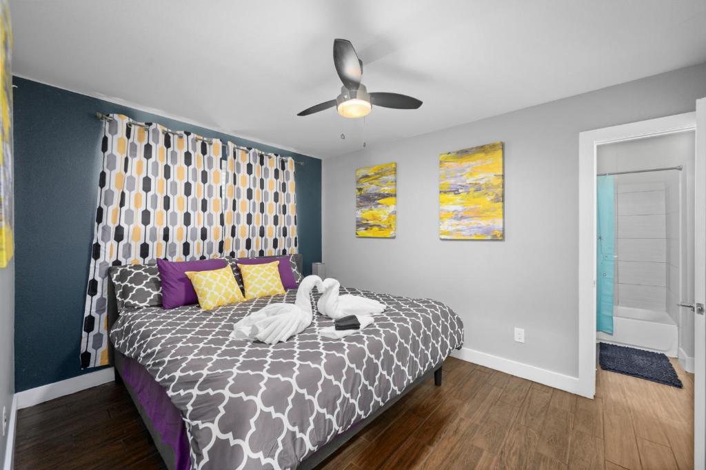 a bedroom with a bed and a ceiling fan at Stylish 1BR Apt - Steps from NRG and Texas Med Center in Houston