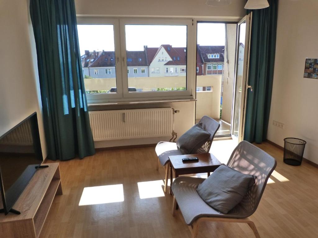 a living room with two chairs and a television at Wohnung in Nürnberg zu vermieten in Nürnberg