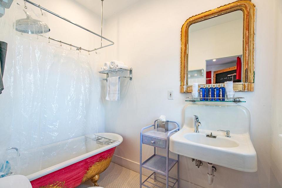 Koupelna v ubytování metro hotel