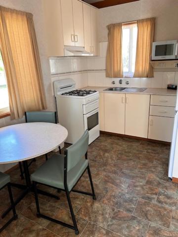 Kuchyň nebo kuchyňský kout v ubytování Denman Van Village