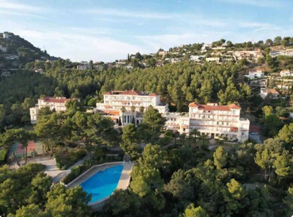 an aerial view of a resort with a pool and trees at Studio 4 personnes copropriété pas frais de ménage in Hyères