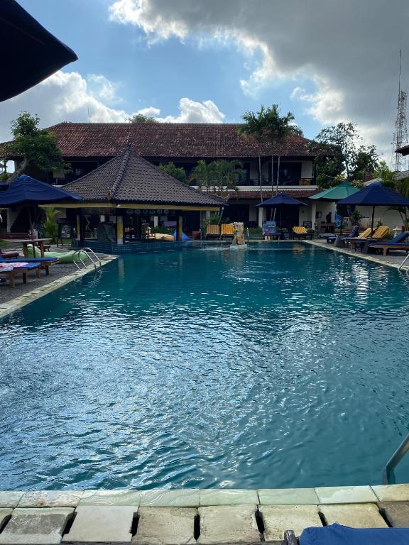 Bazén v ubytování Legian Paradiso Hotel nebo v jeho okolí