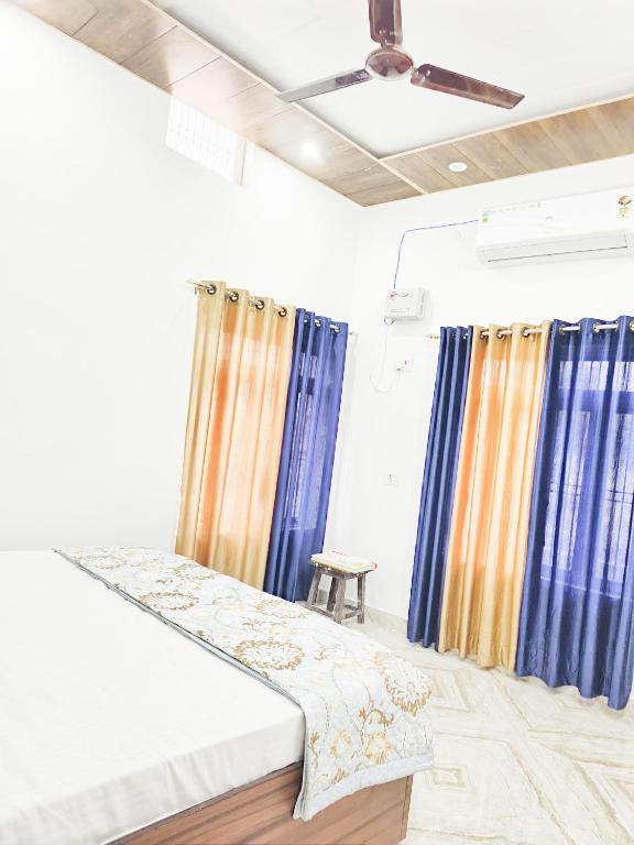Postel nebo postele na pokoji v ubytování Abhya Home Stay
