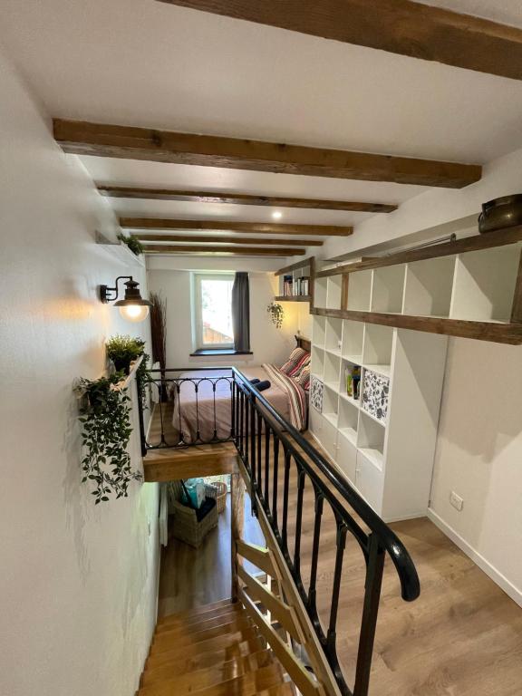 eine Treppe in einem Haus mit einem Wohnzimmer in der Unterkunft Appartement lac et montagne in Gérardmer