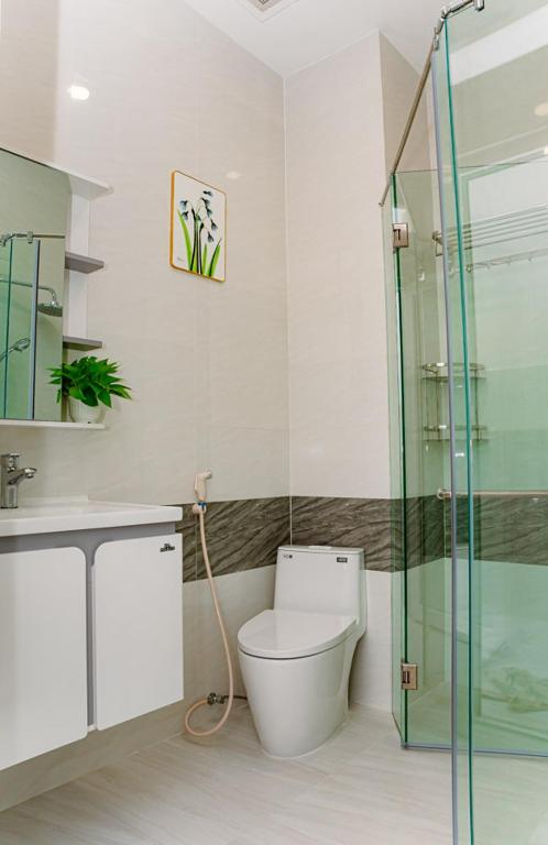 Koupelna v ubytování ALOHA SAIGON PREMIUM HOSTEL by Local Travel Experts - Newly opened, Less-touristy location, Spacious rooms, Glass shower bathroom, Free breakfast & Walking Tour
