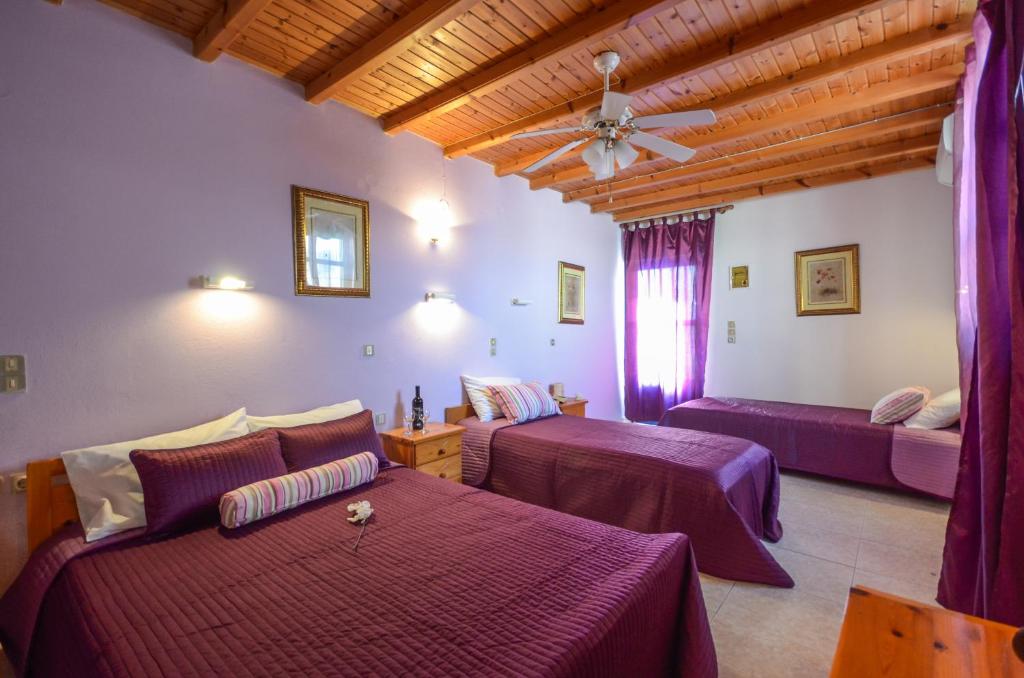 Postel nebo postele na pokoji v ubytování Panormos Hotel and Studios