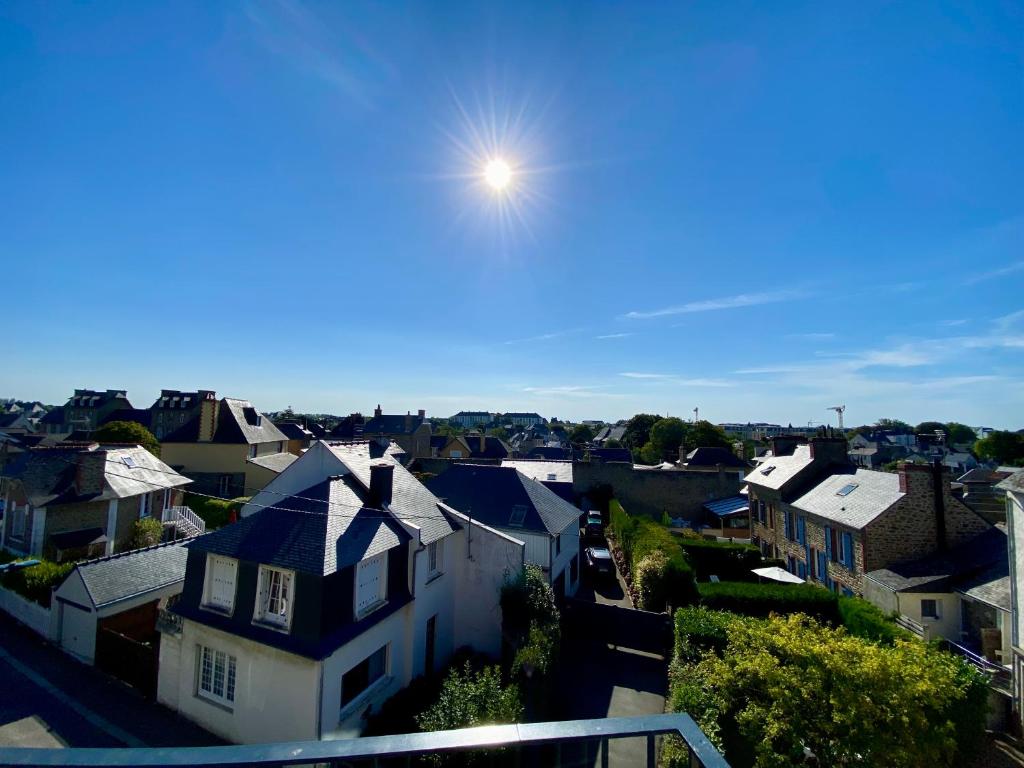 Nespecifikovaný výhled na destinaci Dinard nebo výhled na město při pohledu z apartmánu