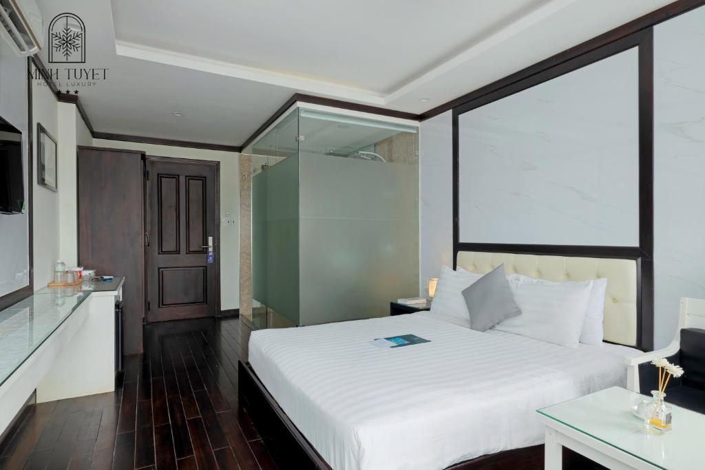 Giường trong phòng chung tại Minh Tuyết Luxury Hotel