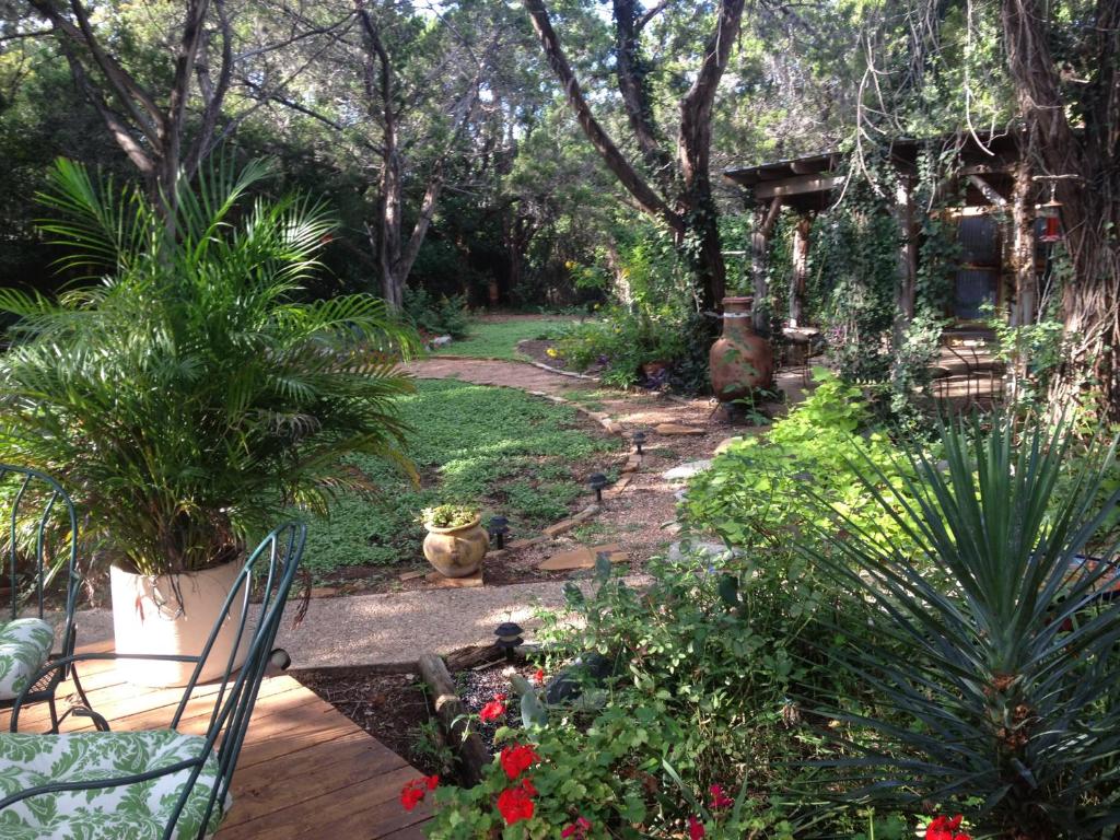 a garden area with trees and shrubbery at Casa del Sol Bed and Breakfast in Lakeway