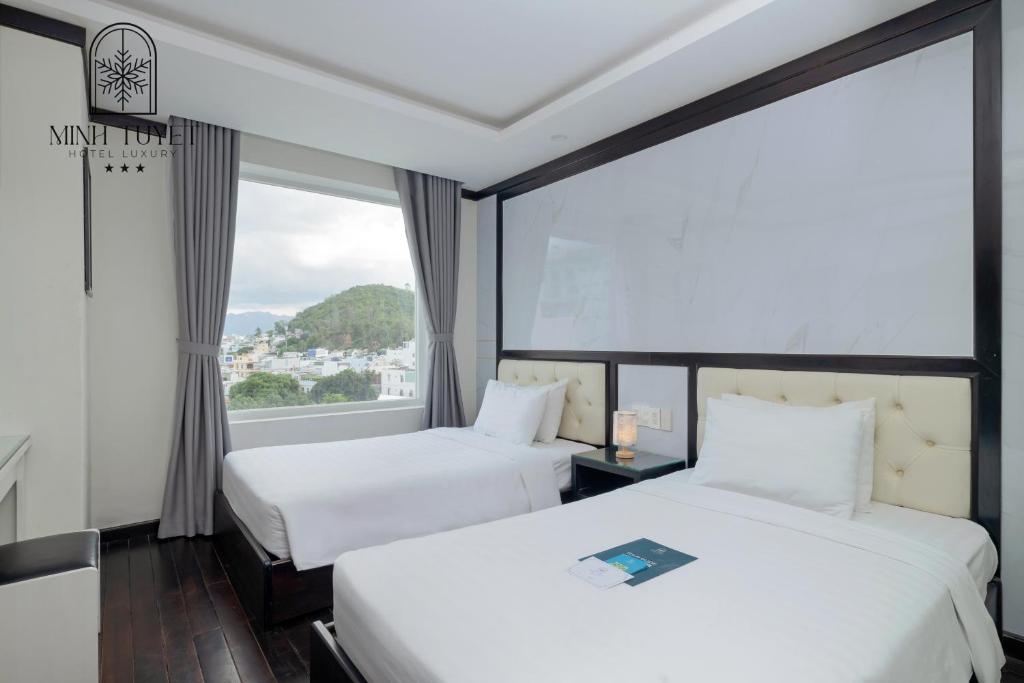 Giường trong phòng chung tại Minh Tuyết Luxury Hotel