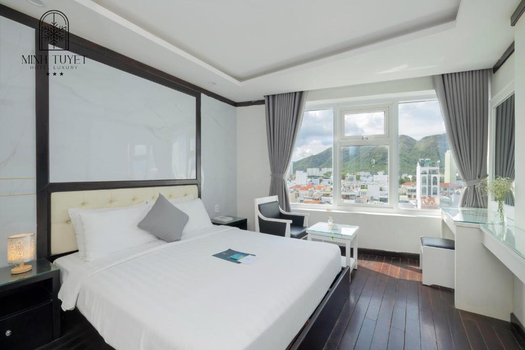 Giường trong phòng chung tại Minh Tuyết Luxury Hotel