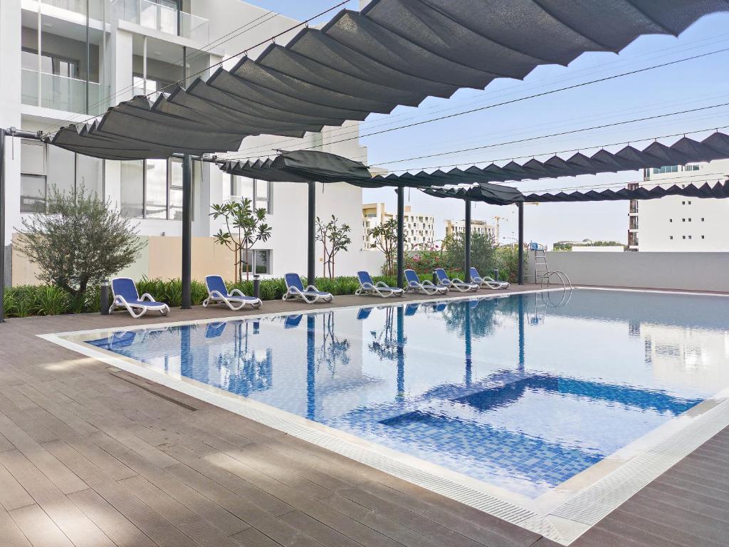 Bazén v ubytování Modern Regency Staycation nebo v jeho okolí