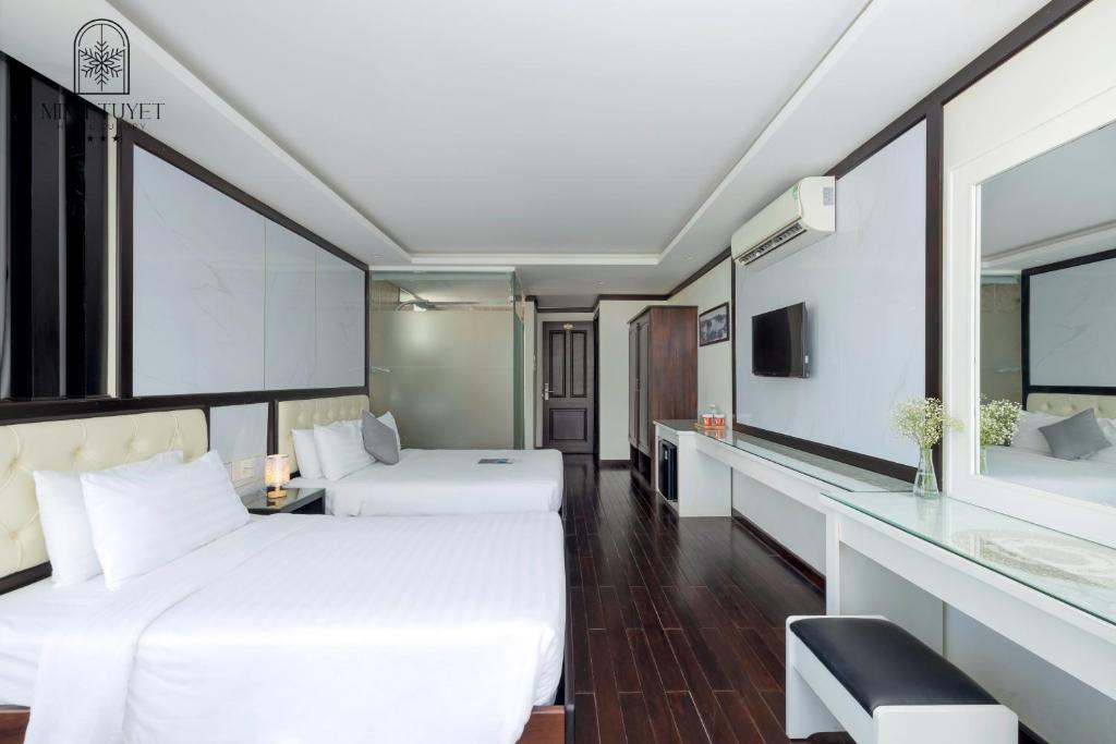 Giường trong phòng chung tại Minh Tuyết Luxury Hotel