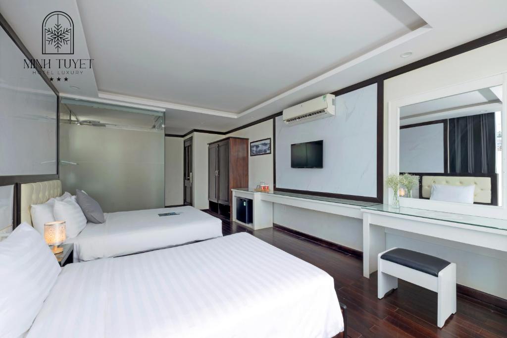 Giường trong phòng chung tại Minh Tuyết Luxury Hotel