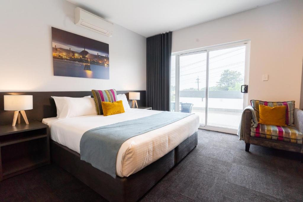 Ένα ή περισσότερα κρεβάτια σε δωμάτιο στο Coniston Hotel Wollongong