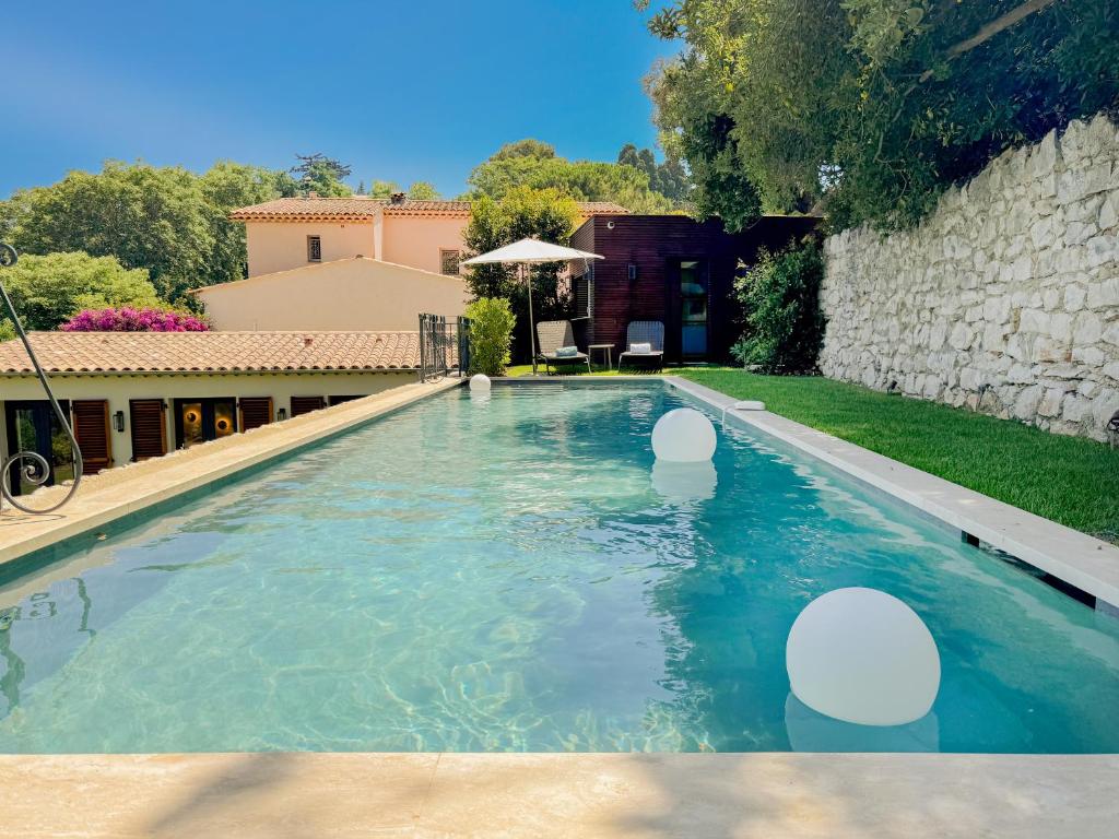 une piscine dans l'arrière-cour d'une maison dans l'établissement Villa Aurora, à Saint-Jean-Cap-Ferrat