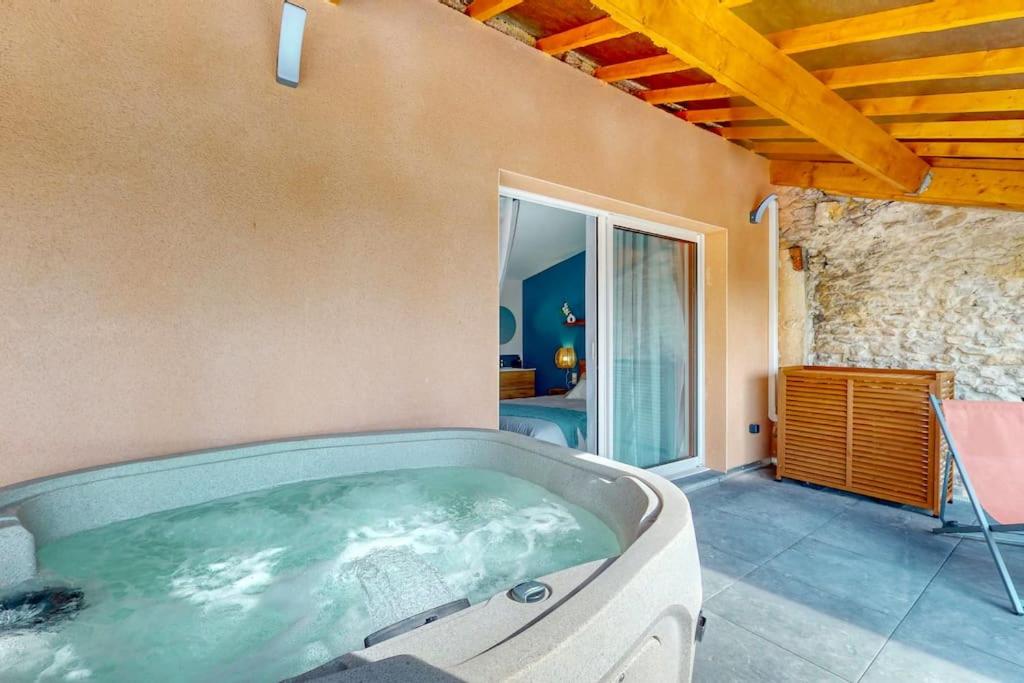 Cette chambre dispose d'une terrasse et d'un bain à remous. dans l'établissement Domaine de La Bougerie de Chaligny, à Chaligny