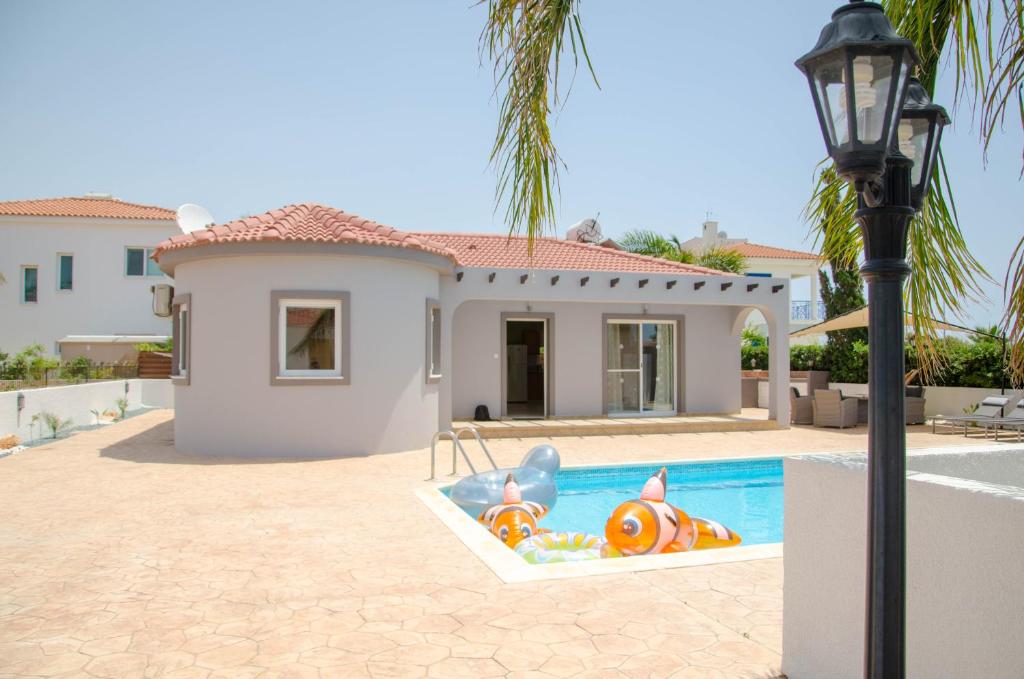een huis met een zwembad voor een huis bij Blueberries Villa in Ayia Napa