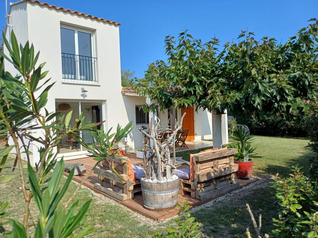 Jardin de l'établissement Superbe mazet en Camargue, jardin, parking, terrasses, climatisation, internet