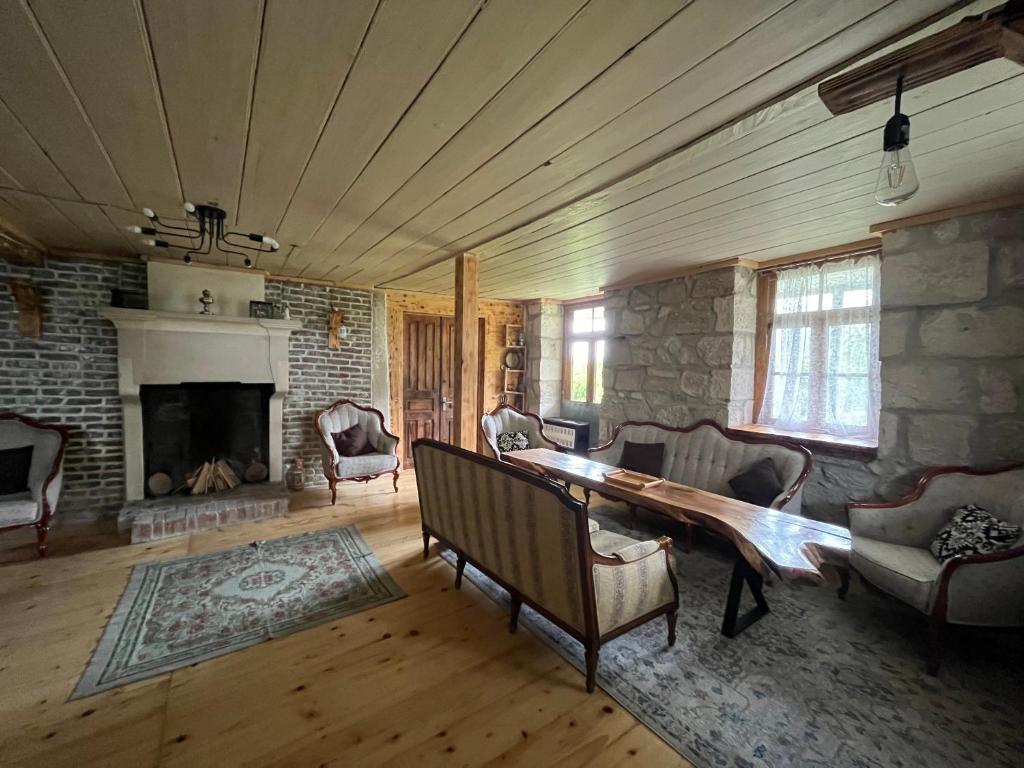 Posezení v ubytování Old House in Racha - ძველი სახლი რაჭაში