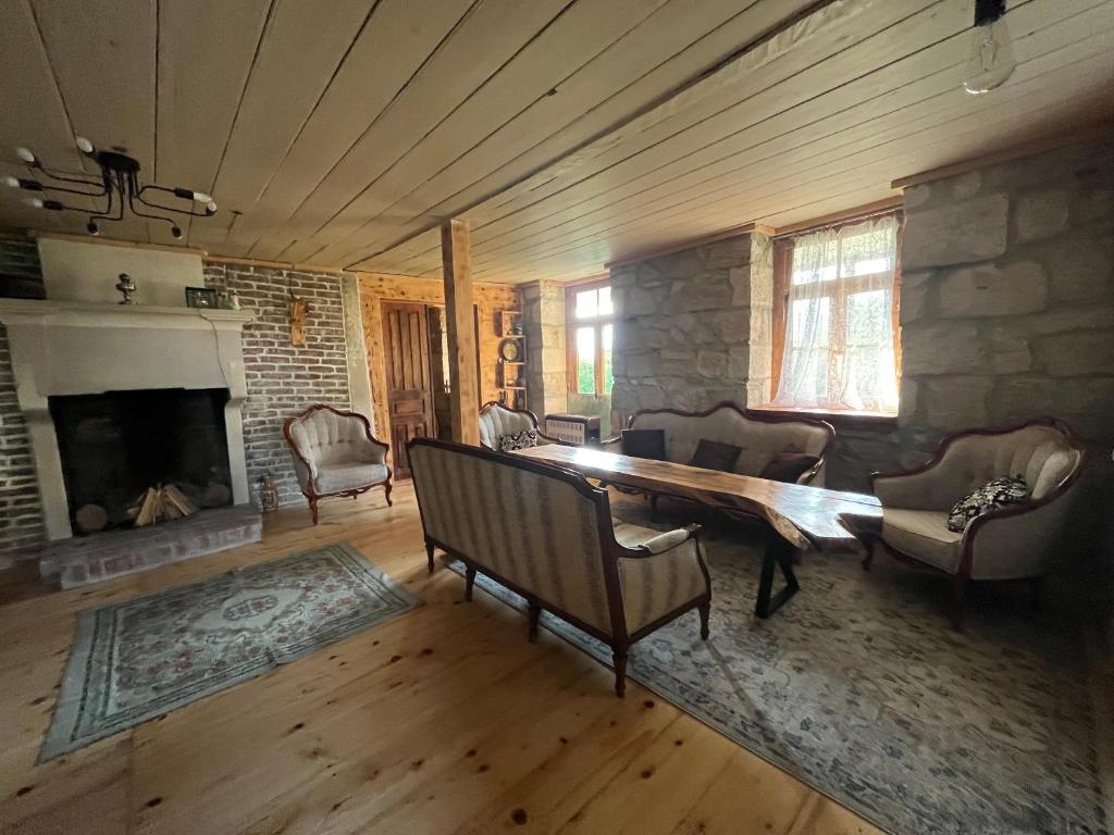 Posezení v ubytování Old House in Racha - ძველი სახლი რაჭაში