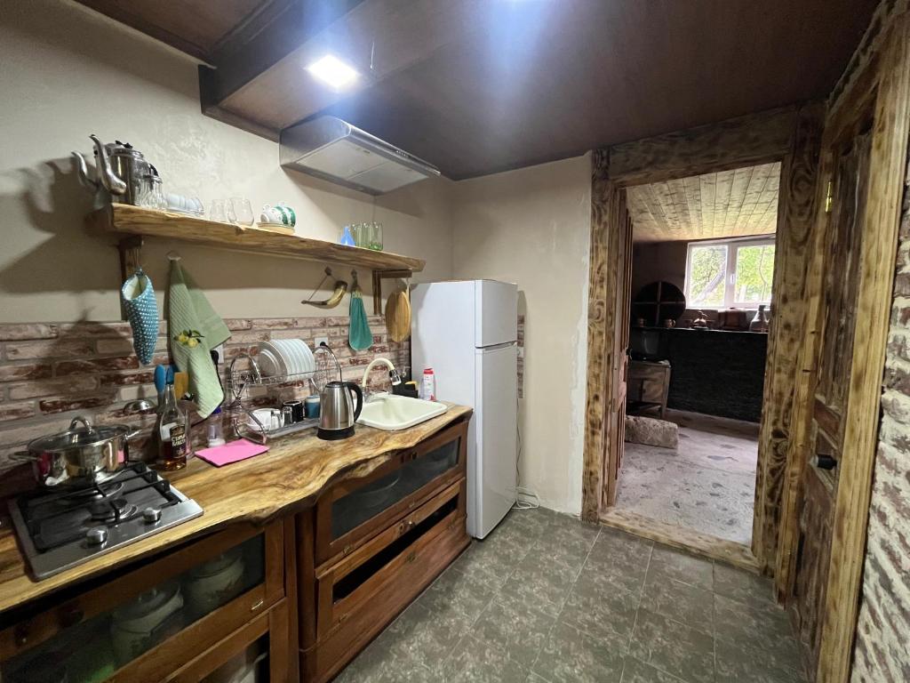 Kuchyň nebo kuchyňský kout v ubytování Old House in Racha - ძველი სახლი რაჭაში
