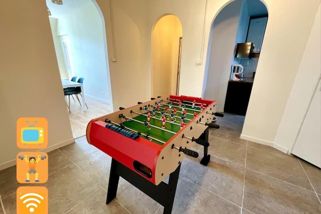 Ein Lego-Tischkicker mitten im Raum in der Unterkunft Le Grand Loft in Saint-Étienne