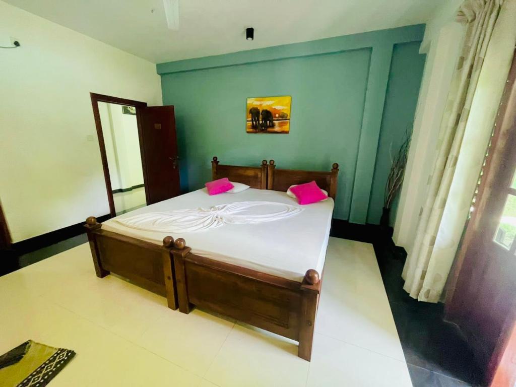 Postel nebo postele na pokoji v ubytování Hotel Sanda Diya - Dambulla