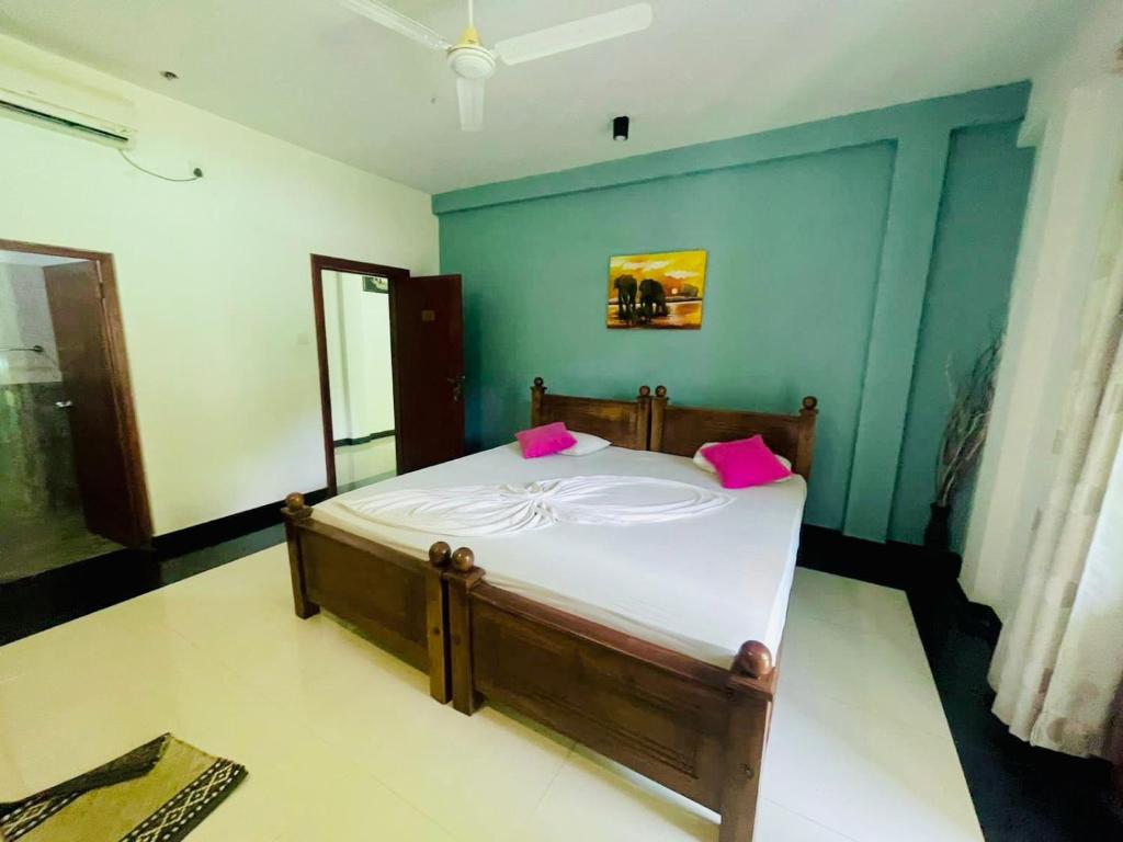 Postel nebo postele na pokoji v ubytování Hotel Sanda Diya - Dambulla