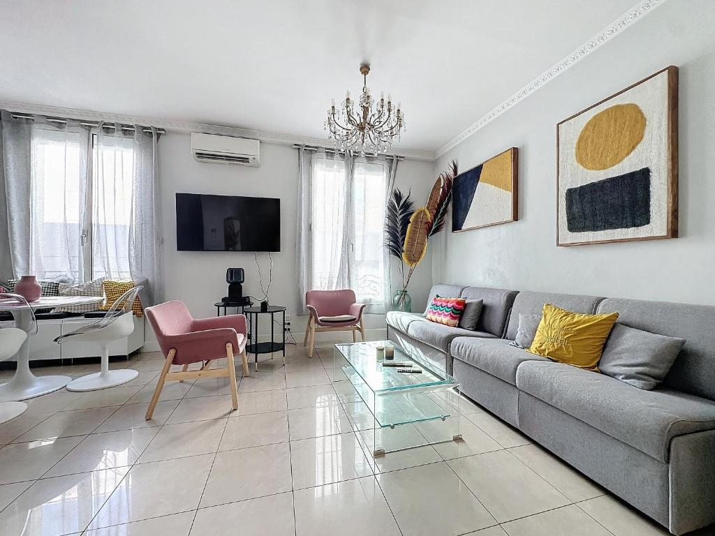 un salon avec un canapé et une table dans l'établissement INTUITION - Cannes centre - 6-8 Couchages, à Cannes