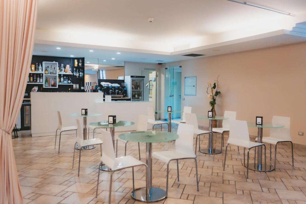 Een restaurant of ander eetgelegenheid bij AHG Donna Silvia Wellness Hotel