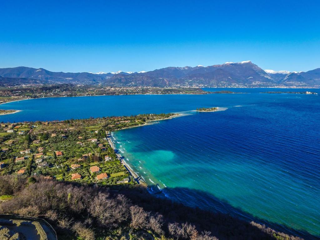 een luchtzicht op een strand en de oceaan bij AHG Donna Silvia Wellness Hotel in Manerba del Garda