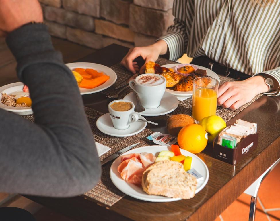 Eten bij of ergens in de buurt van het hotel

