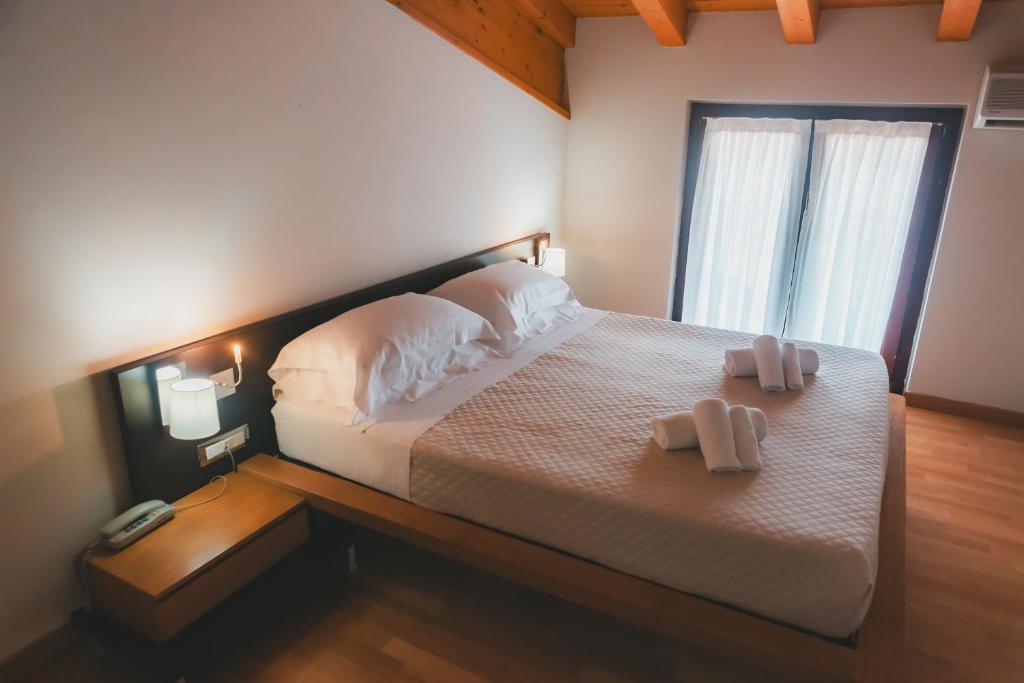 Een bed of bedden in een kamer bij AHG Donna Silvia Wellness Hotel
