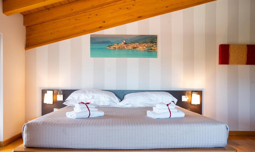 Een bed of bedden in een kamer bij AHG Donna Silvia Wellness Hotel