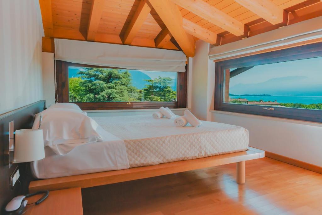 Een bed of bedden in een kamer bij AHG Donna Silvia Wellness Hotel