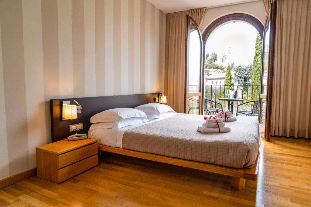 Een bed of bedden in een kamer bij AHG Donna Silvia Wellness Hotel