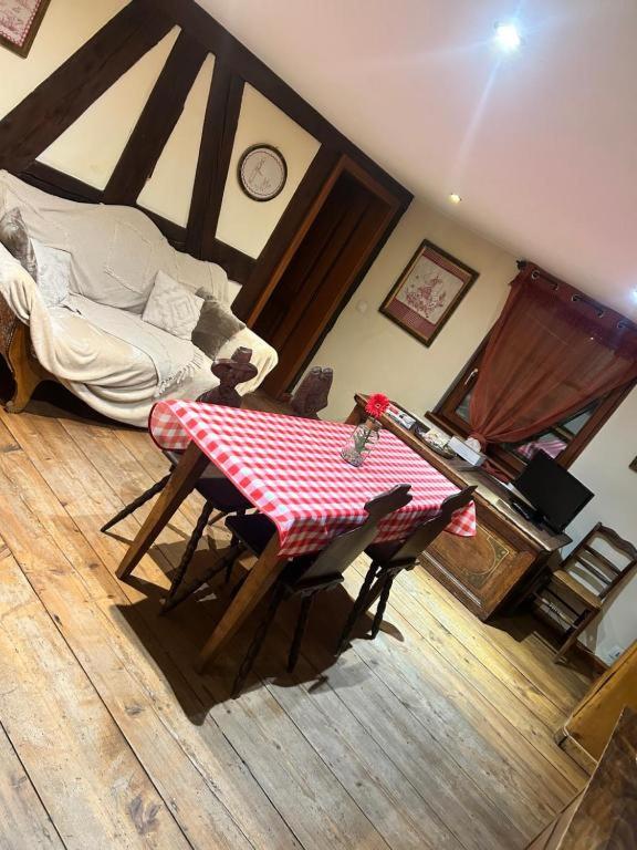 - un salon avec une table et une guitare dans l'établissement Appartement typique alsacien, à Boofzheim