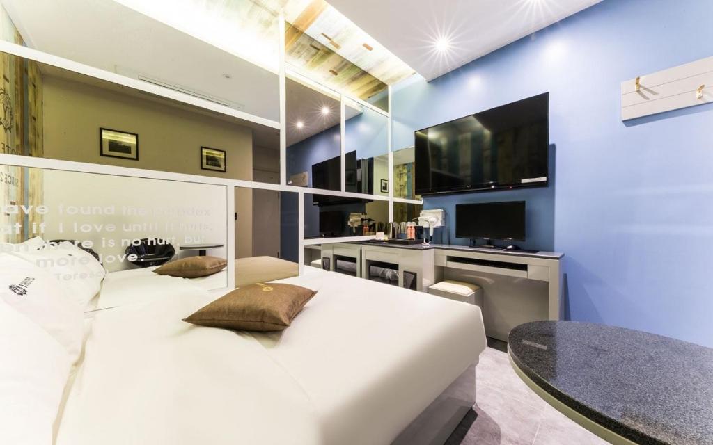 TV a/nebo společenská místnost v ubytování Eunpyeong Y Hotel