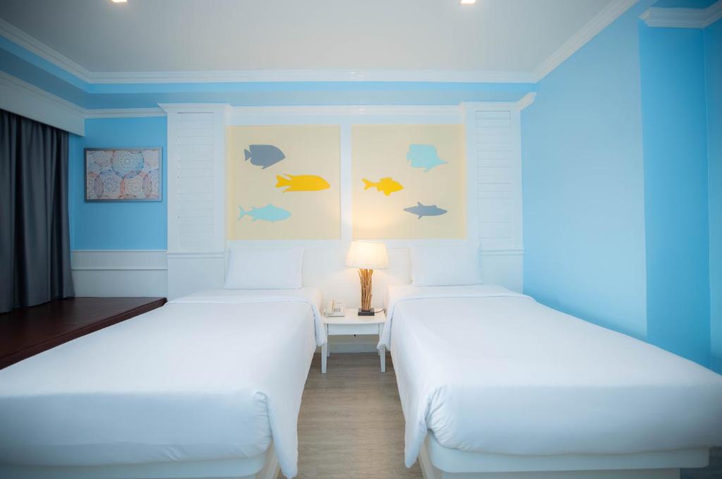 Postel nebo postele na pokoji v ubytování Baumanburi Hotel Patong