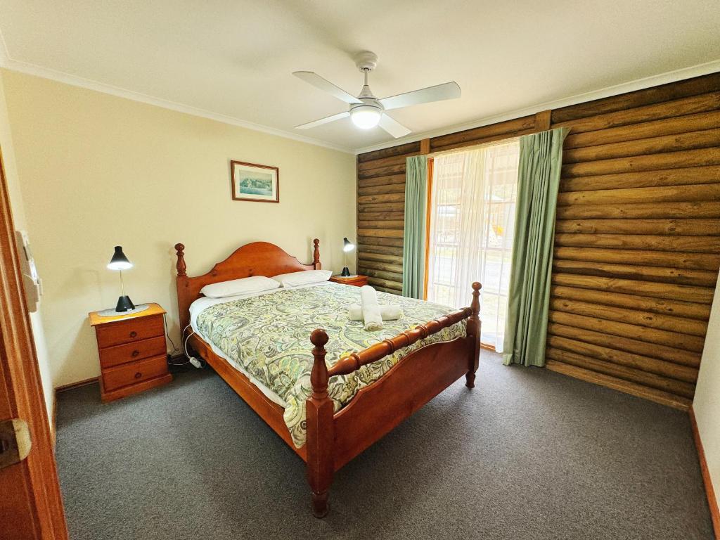 Postel nebo postele na pokoji v ubytování Halls Gap Log Cabins