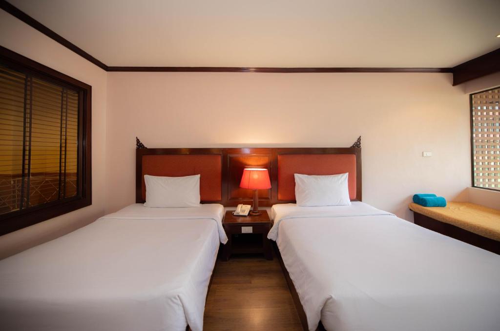 Postel nebo postele na pokoji v ubytování Baumanburi Hotel Patong