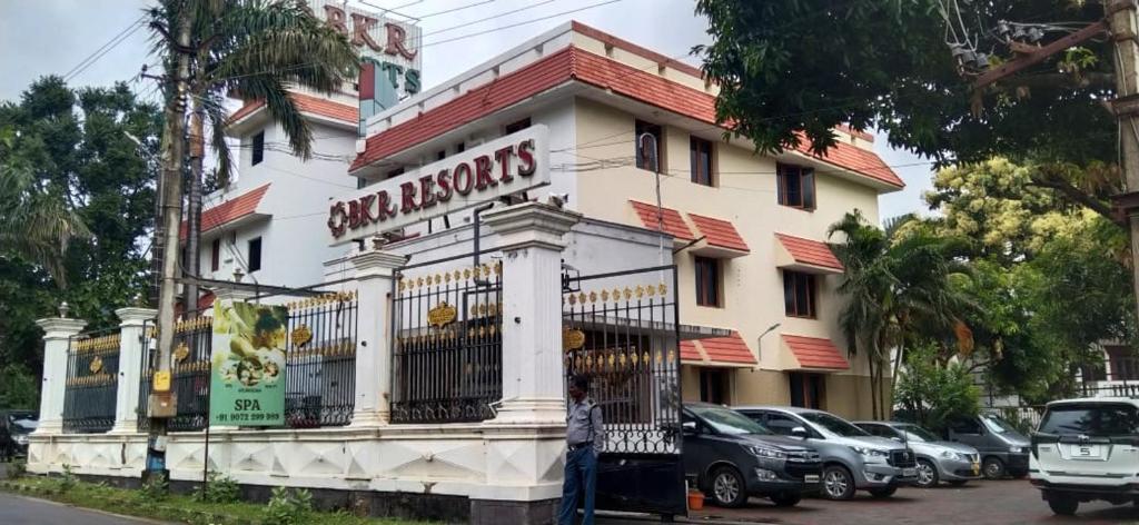 库塔兰BKR Resort的街道上的建筑,前面有汽车停放