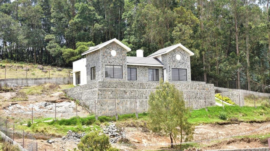 コダイカナルにあるZack's stone cottageの高台石造り